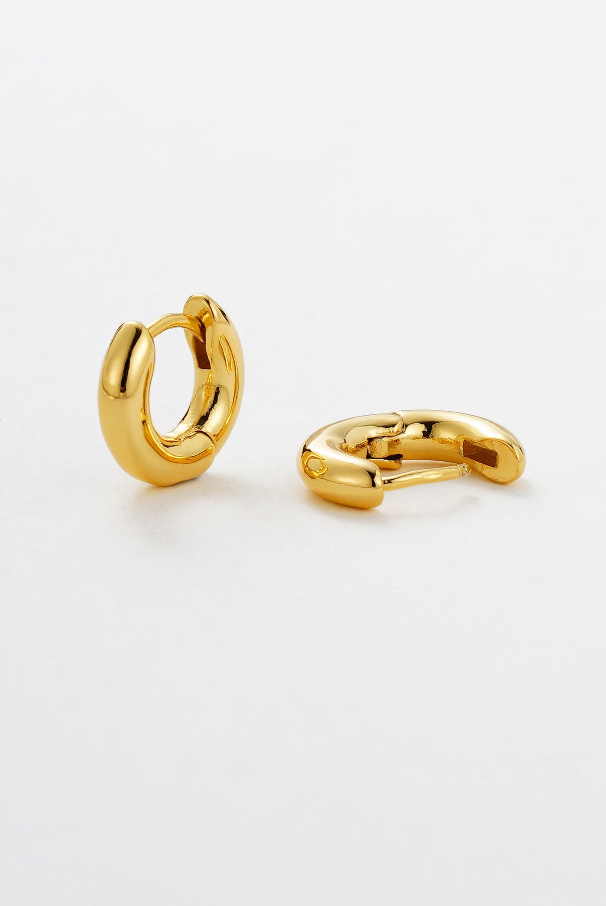 Kendall Huggie Earrings Small - Gold