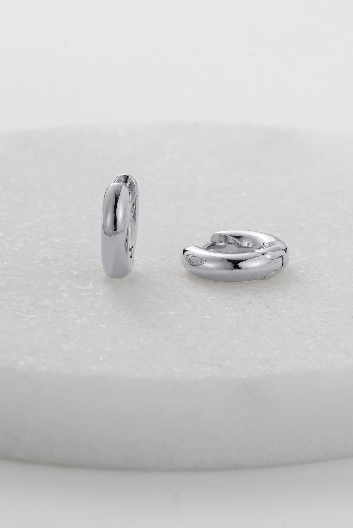 Kendall Huggie Earrings Small - Silver