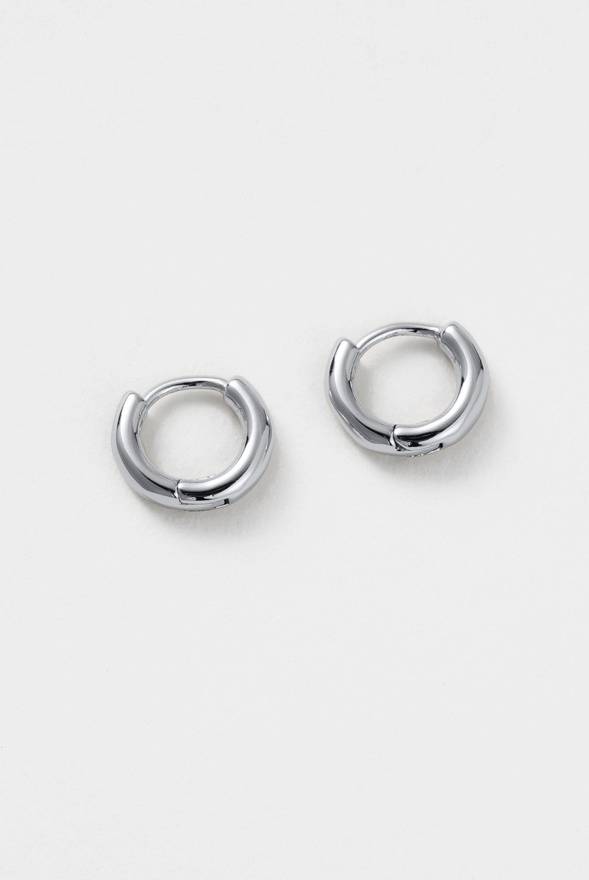 Kendall Huggie Earrings Small - Silver