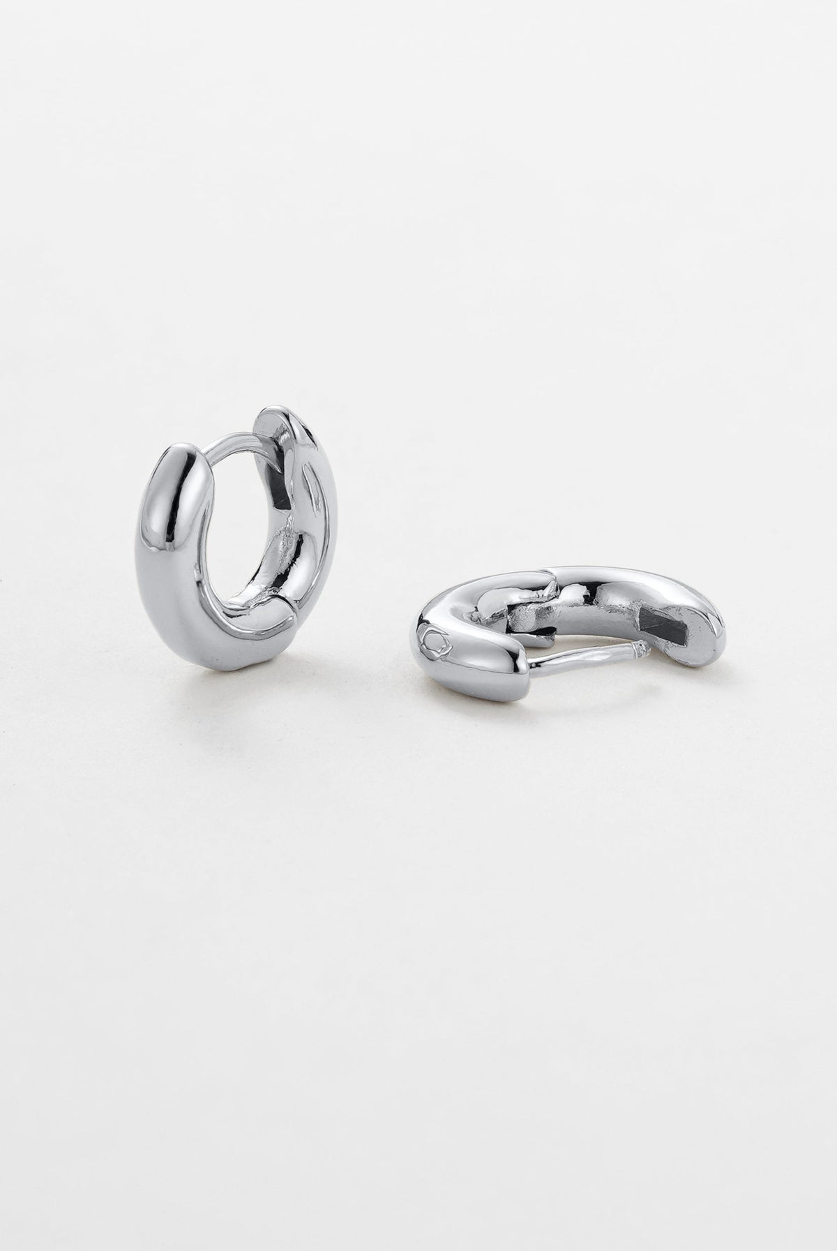 Kendall Huggie Earrings Small - Silver