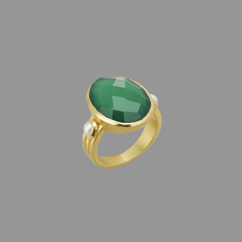 Green onyx and pearl ring in yellow gold by murkani