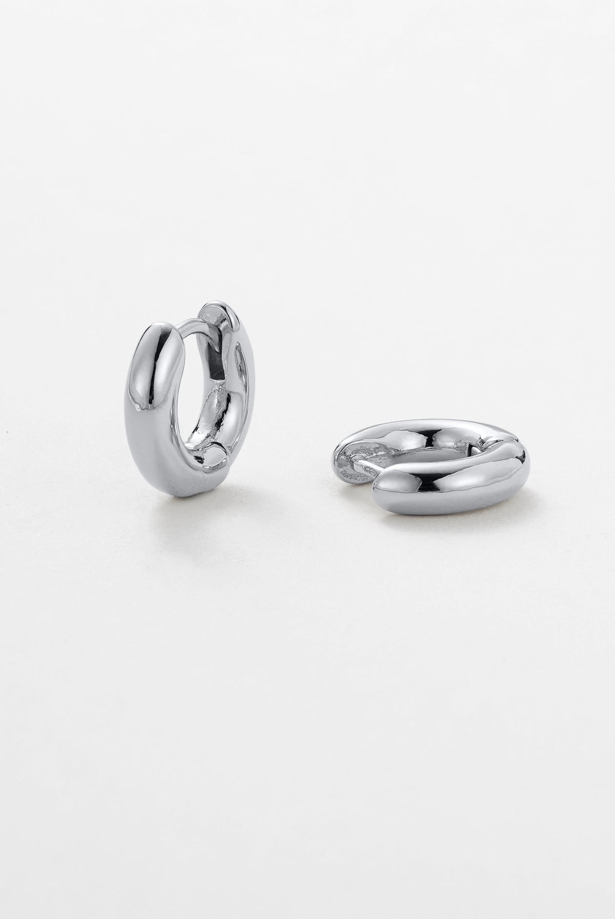 Kendall Huggie Earrings Small - Silver