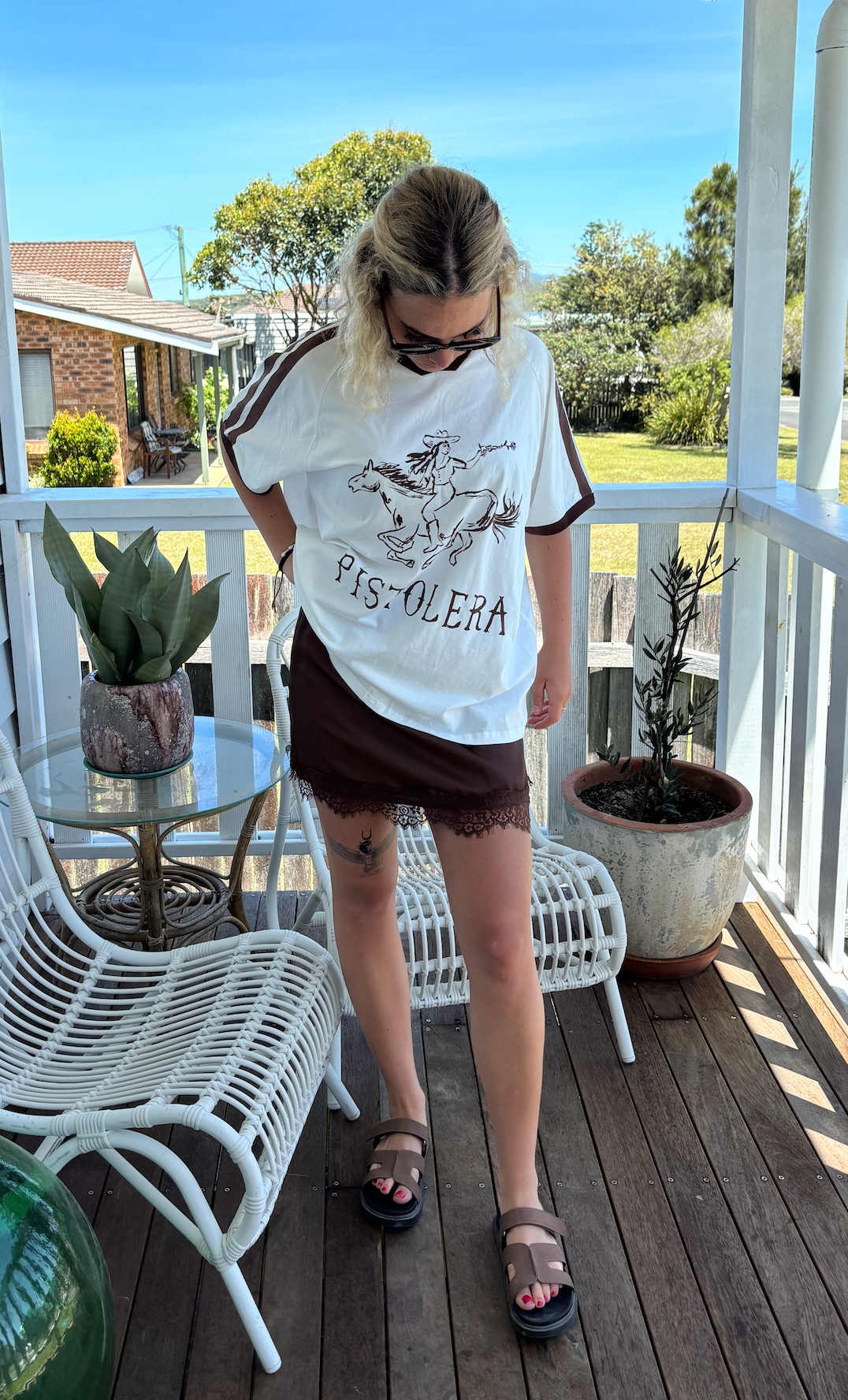 Pistolera tee in white by frankie