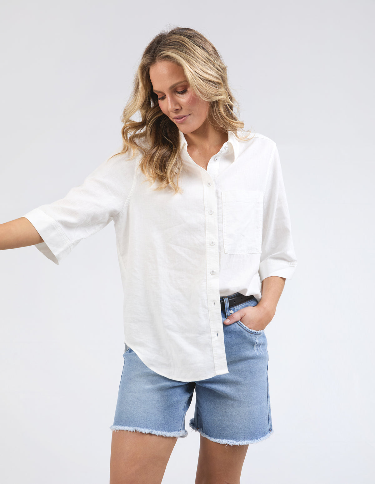 the leah shirt by foxwood is a white linen lightweight button up collared shirt