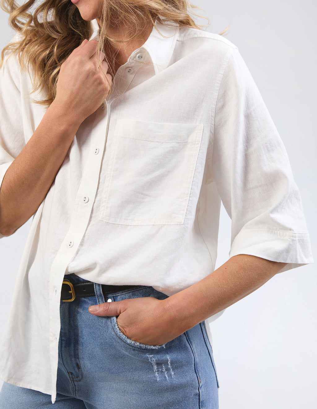 the leah shirt by foxwood is a linen lightweight button up collared shirt